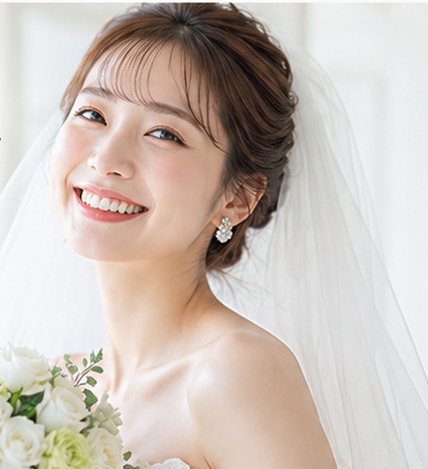 結婚式を控え、ウェディングドレス姿で笑う20代女性